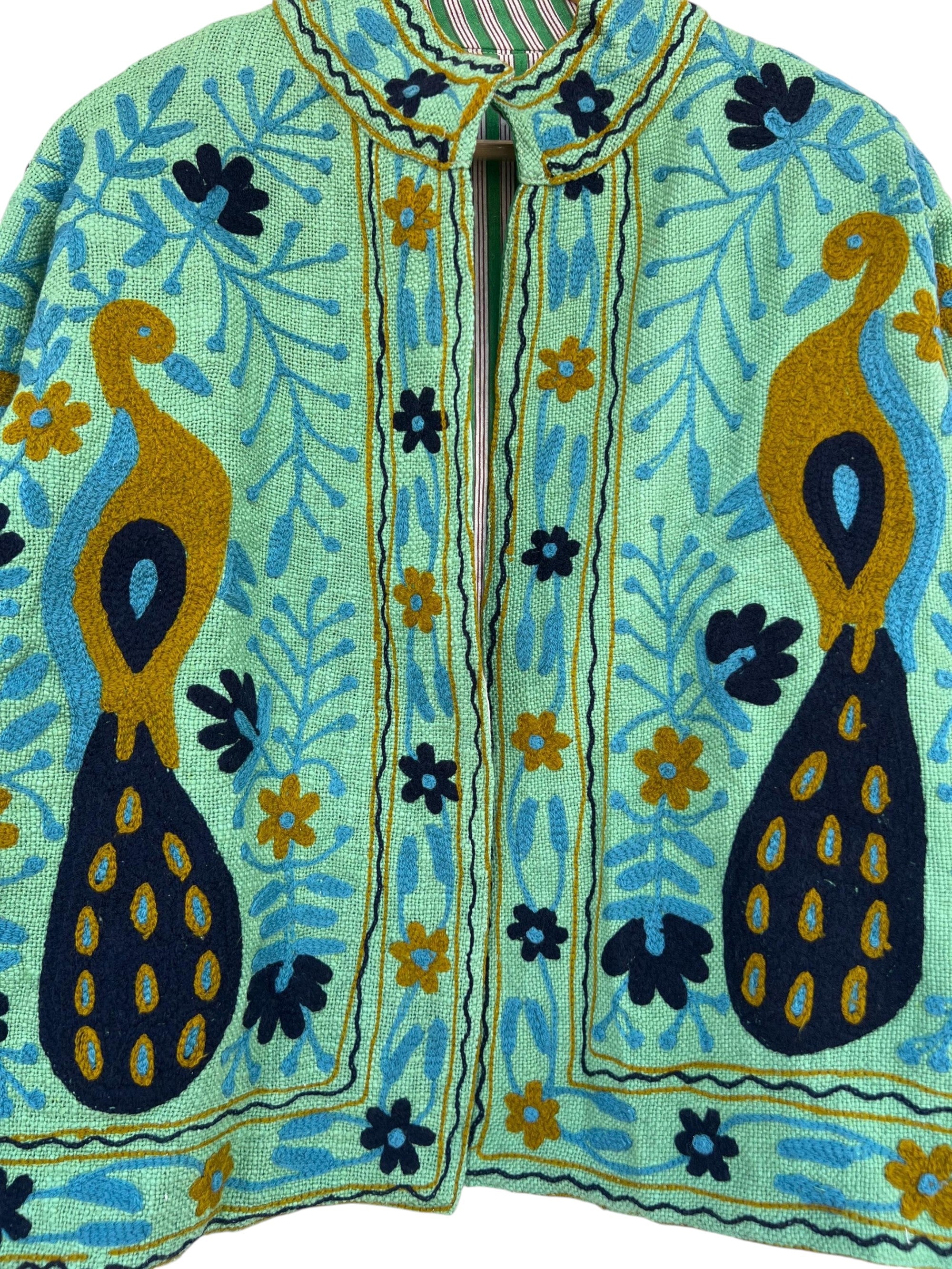 Handgefertigte mintgrüne Pfauen-Suzani-Jacke aus TNT – bestickter Boho-Mantel – TNT11