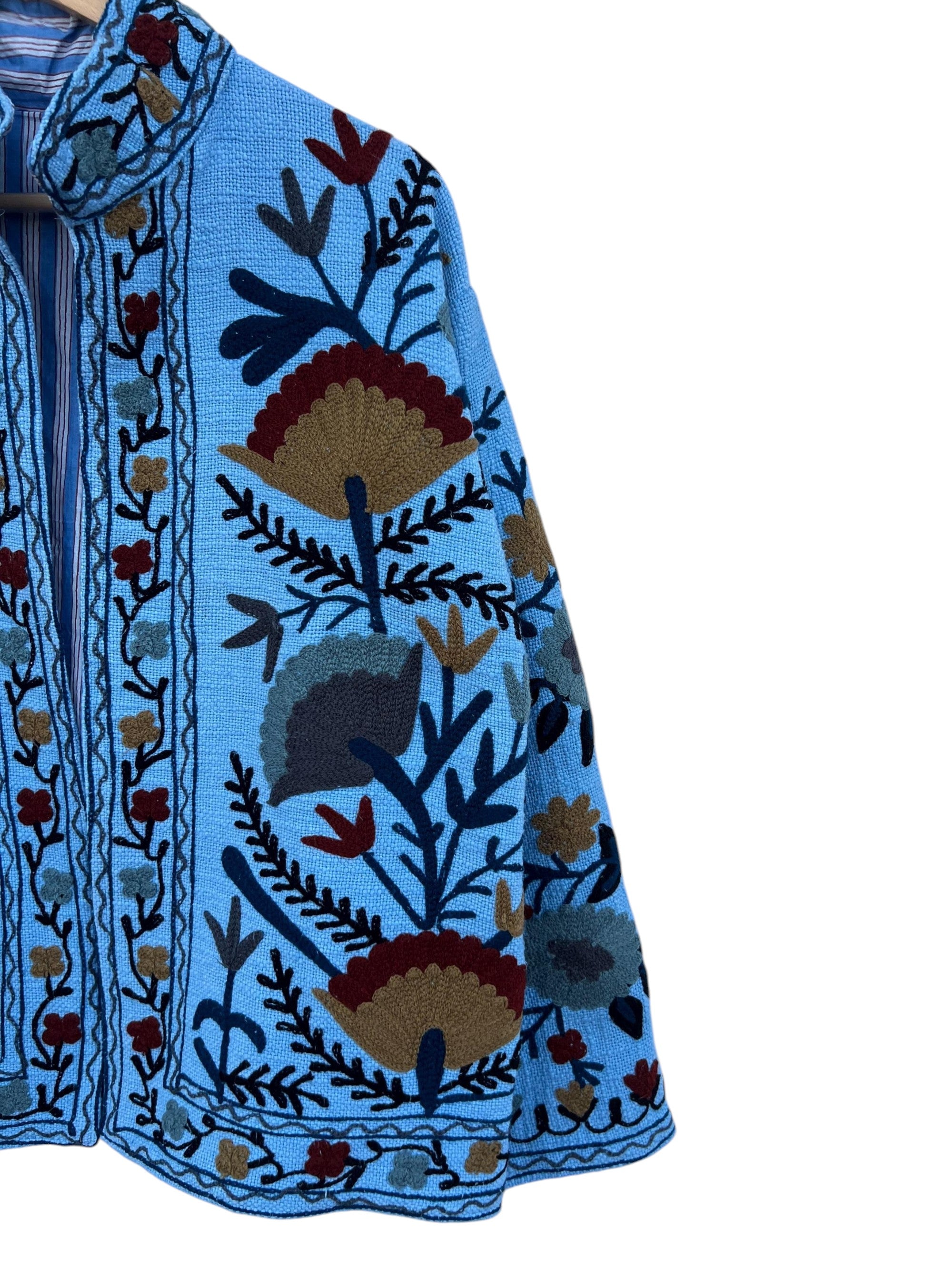 Handgemachte hellblaue florale TNT Suzani Jacke – Boho gefütterter bestickter Mantel-TNT13