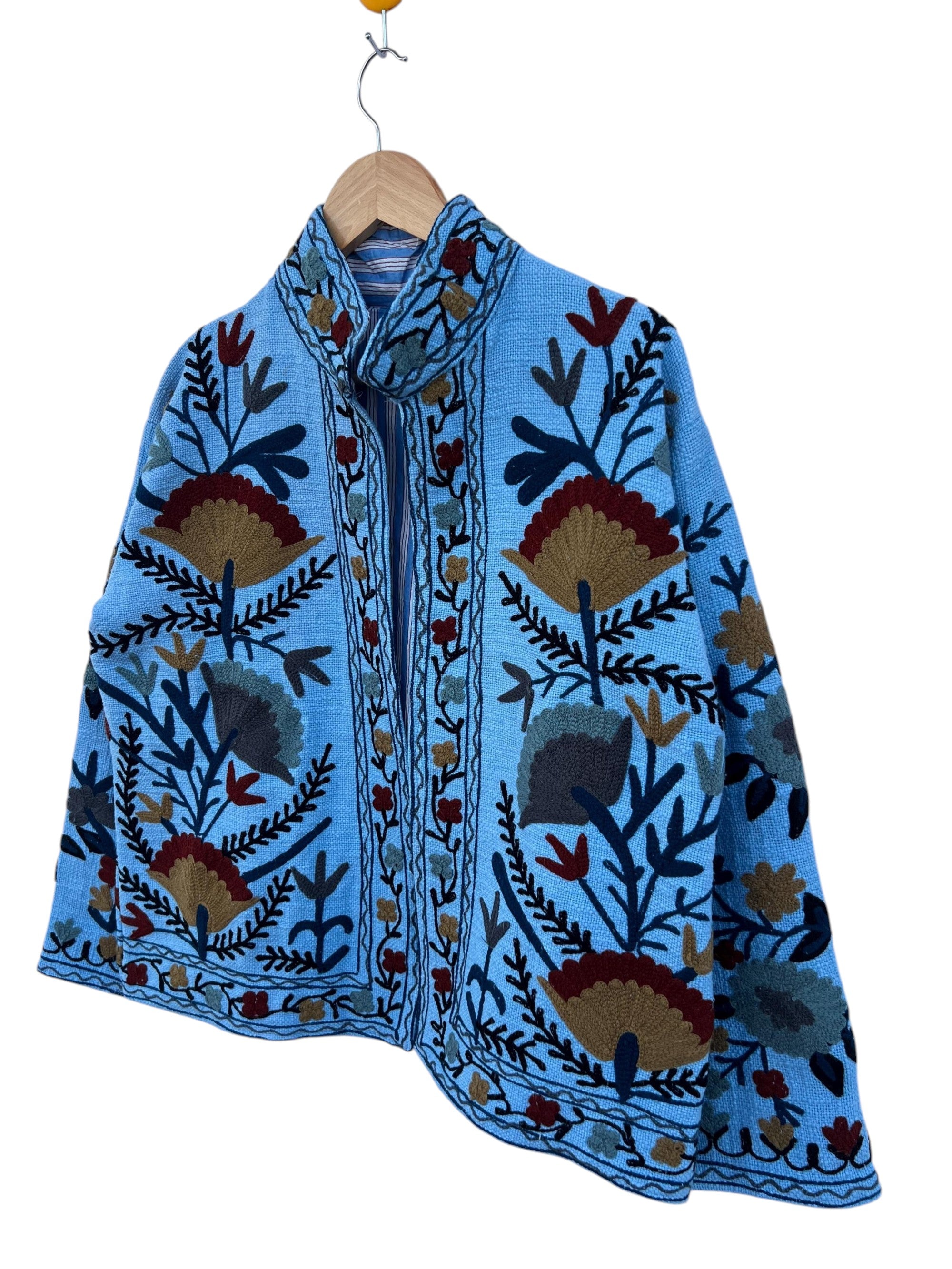 Handgemachte hellblaue florale TNT Suzani Jacke – Boho gefütterter bestickter Mantel-TNT13