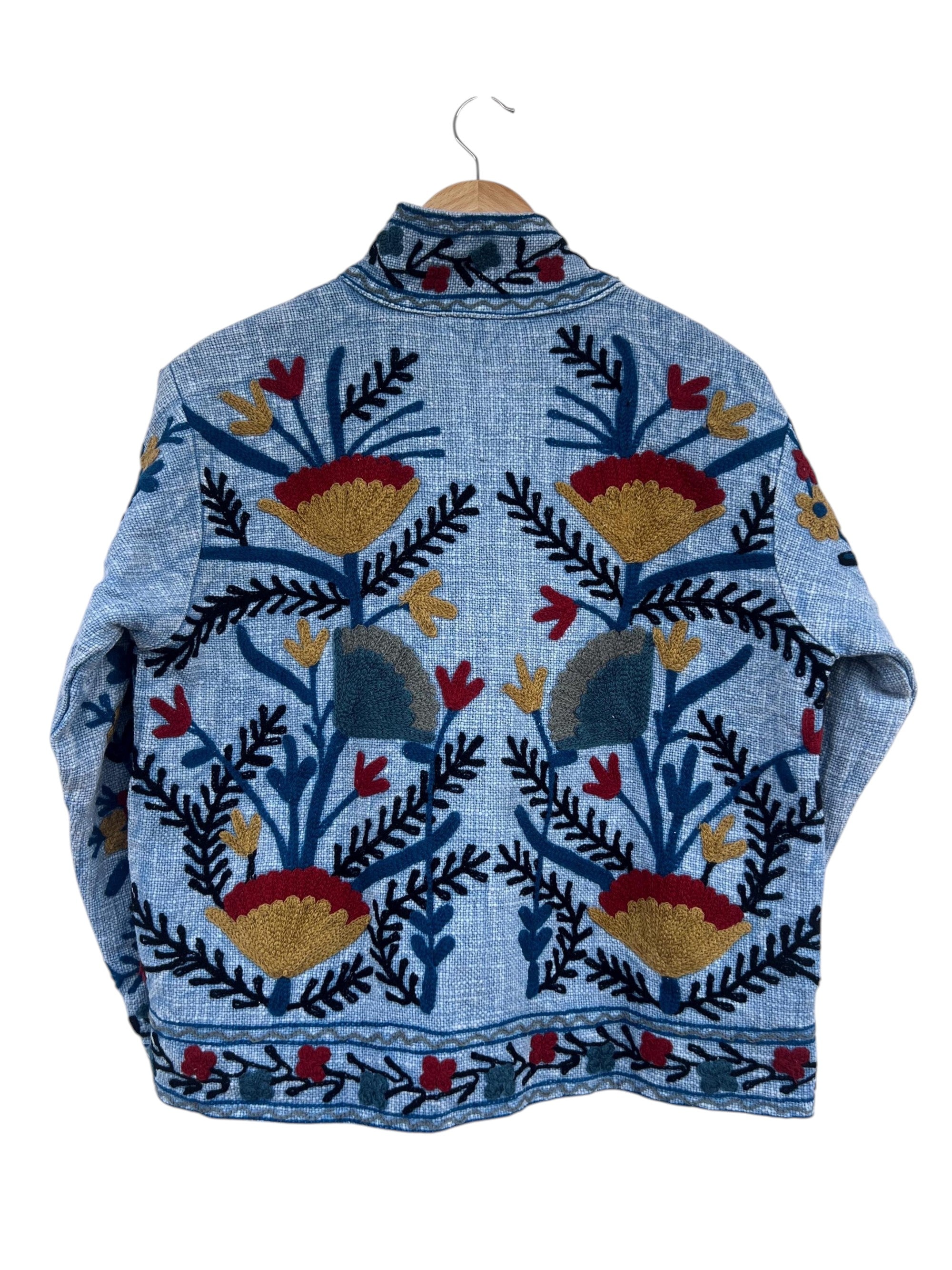 Handgemachte hellblaue florale TNT Suzani Jacke – Boho gefütterter bestickter Mantel-TNT13