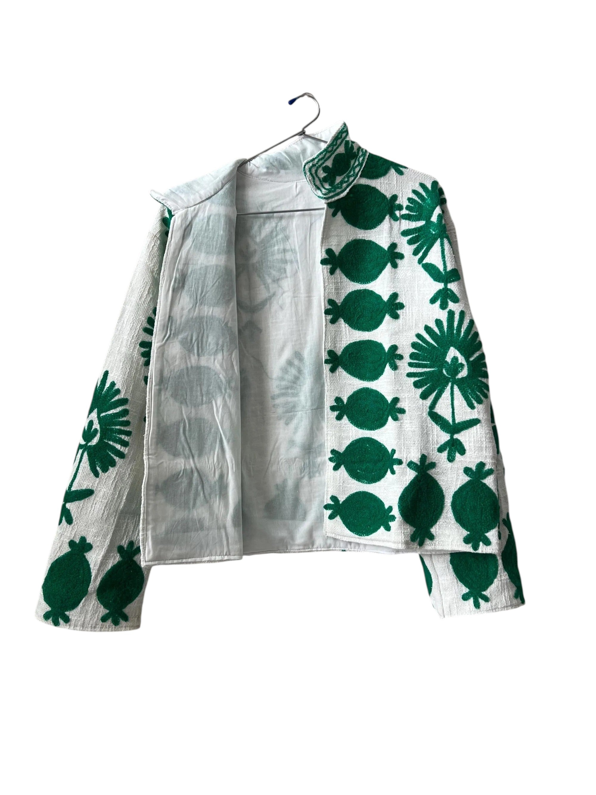 Handgemachte weiß-grüne TNT-Suzani-Jacke – Boho bestickter Mantel mit botanischem Muster – TNT14