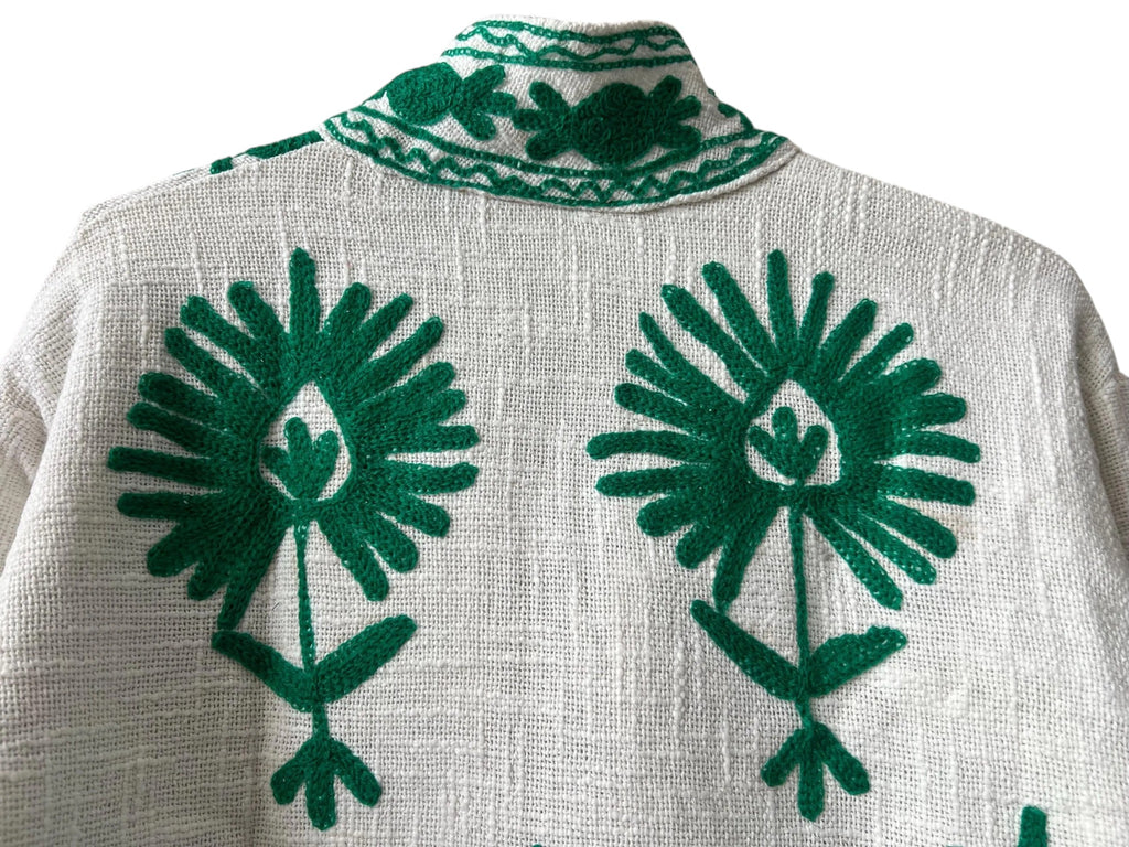 Handgemachte weiß-grüne TNT-Suzani-Jacke – Boho bestickter Mantel mit botanischem Muster – TNT14