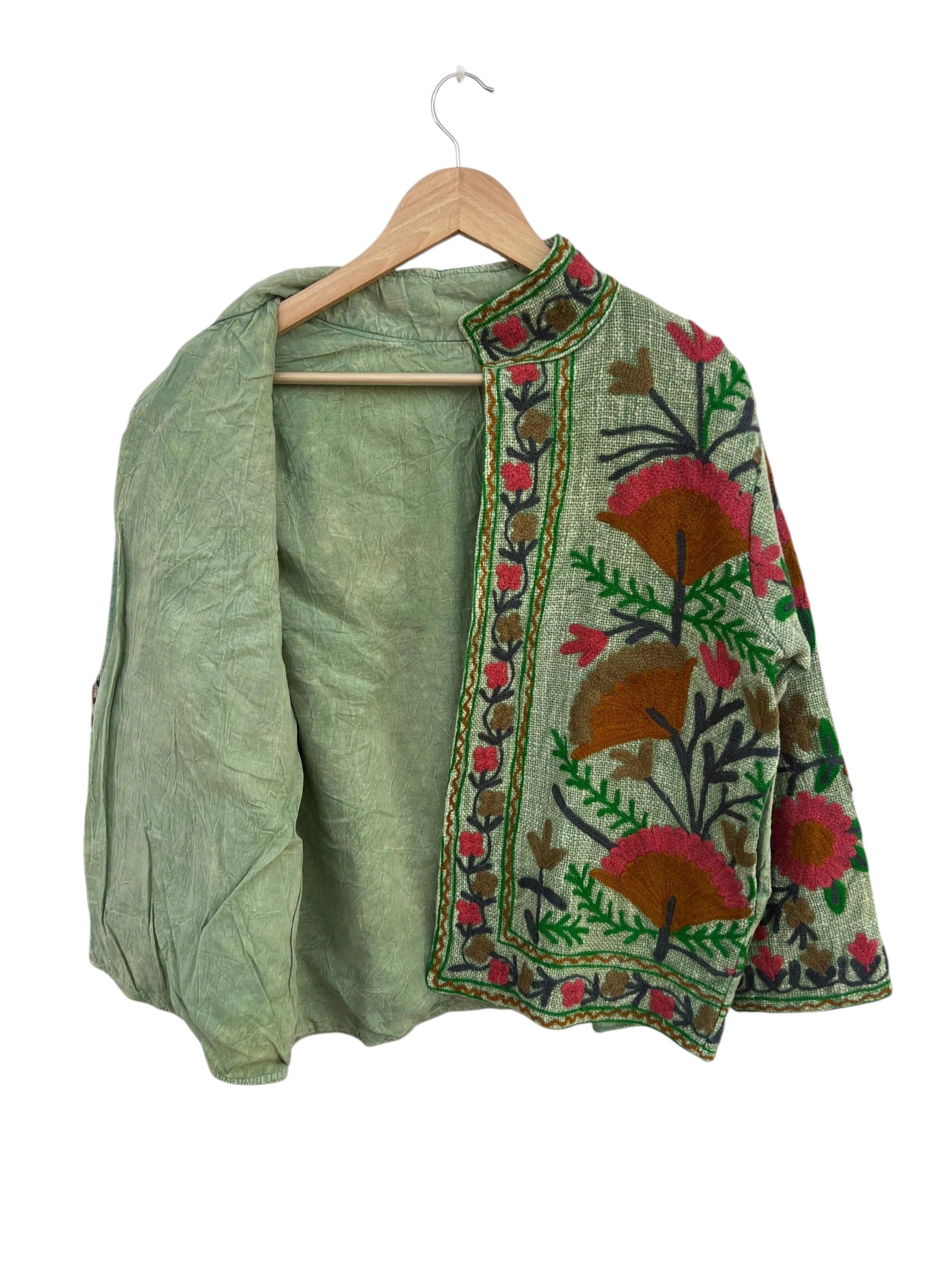 Handgefertigte weiß-rote TNT Suzani Jacke – Boho bestickter Mantel – TNT15