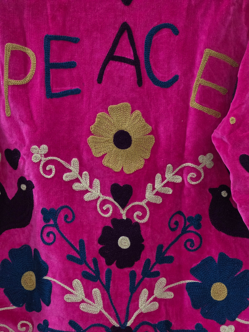 Giacca in velluto rosa Suzani ricamata a mano motivo "Pace" - VT01