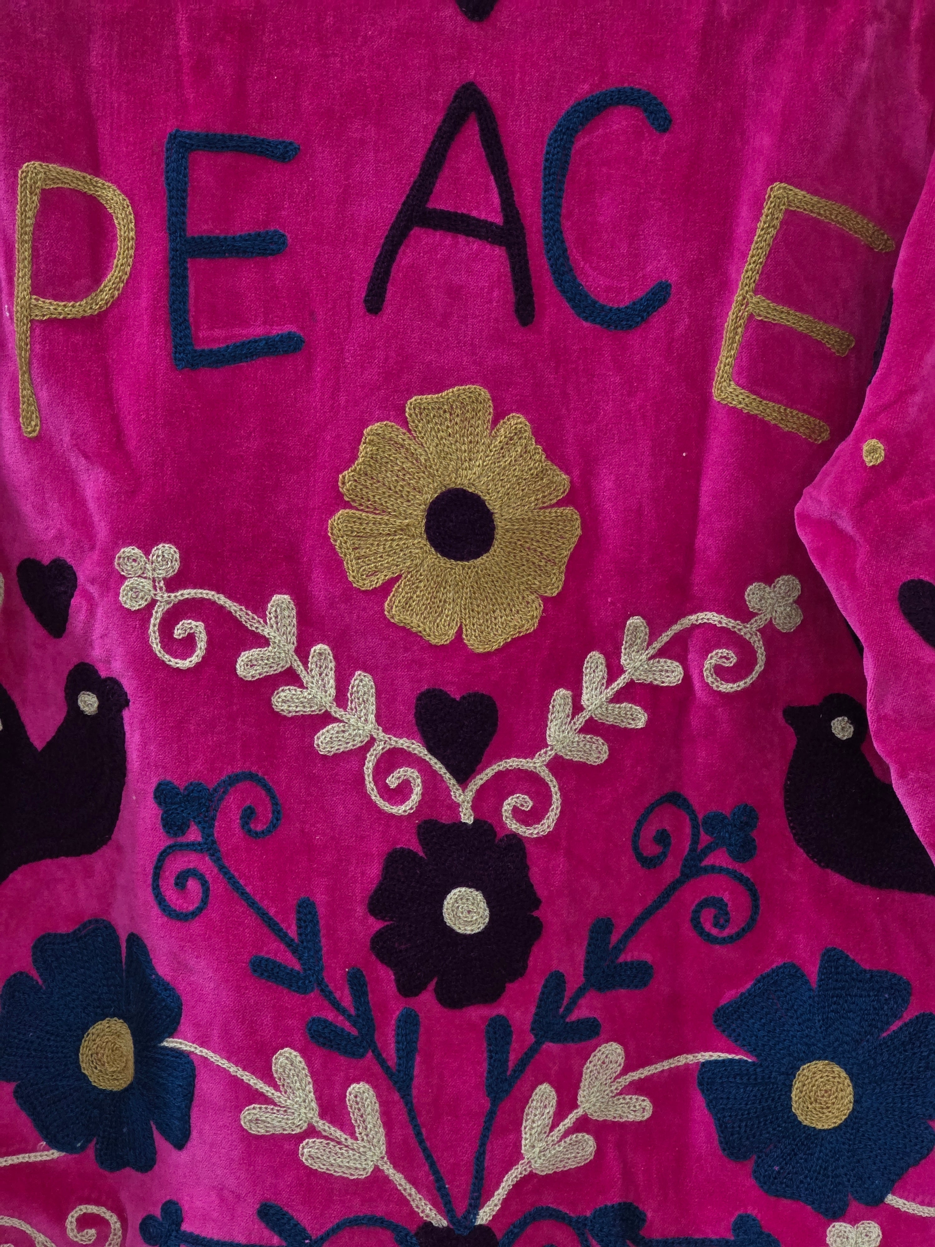 Handbestickte Suzani Jacke aus pinkfarbenem Samt mit Peace-Design - VT01