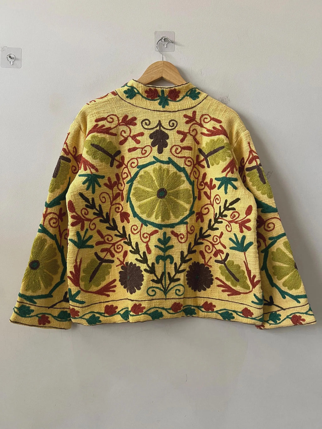 Giacca Suzani TNT Bianca e Rossa Fatta a Mano – Cappotto Boho Ricamato Botanico-TNT15