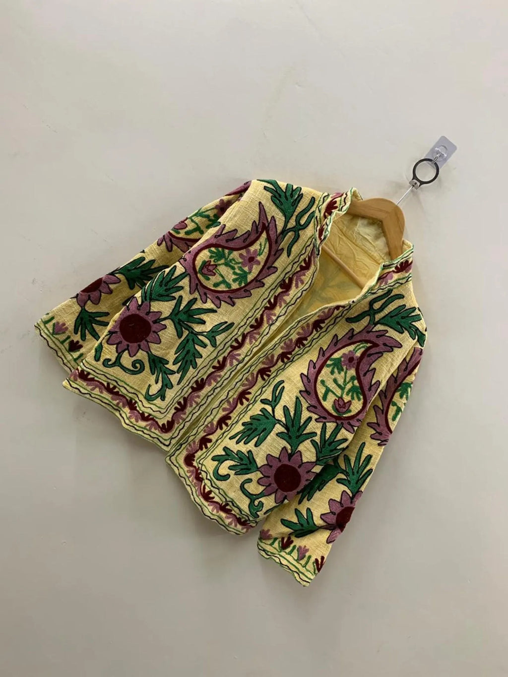 Handgefertigte weiß-rote TNT Suzani Jacke – Boho bestickter Mantel – TNT15