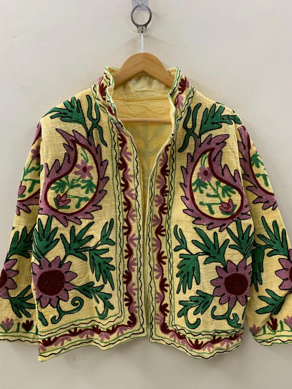 Handgefertigte weiß-rote TNT Suzani Jacke – Boho bestickter Mantel – TNT15