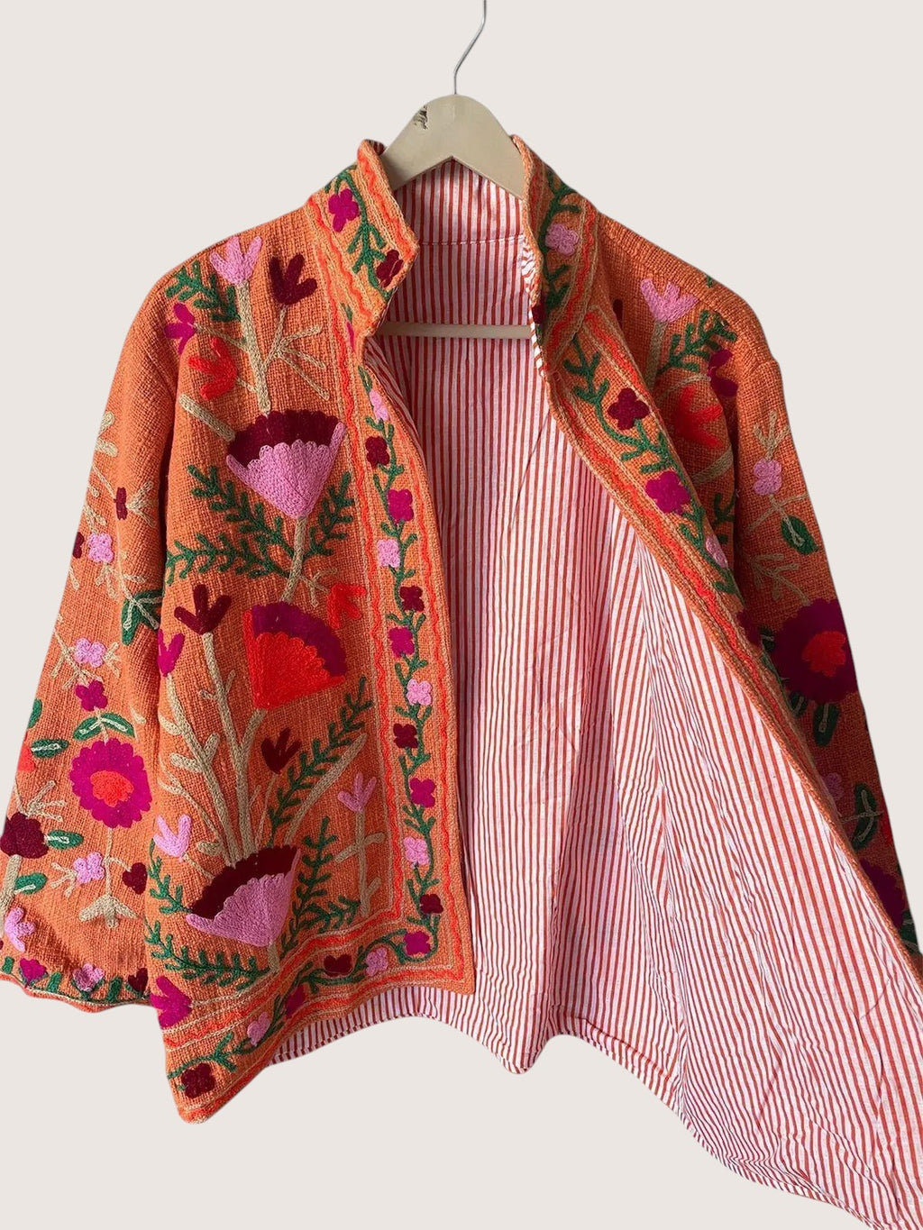 Handgefertigte weiß-rote TNT Suzani Jacke – Boho bestickter Mantel – TNT15