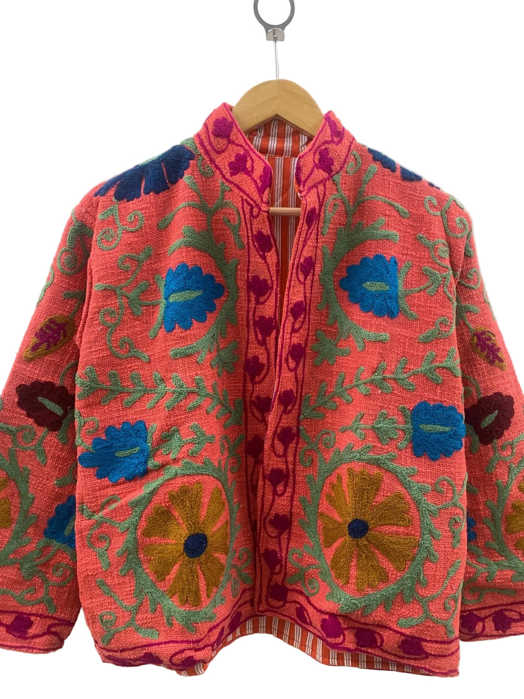 Handgefertigte weiß-rote TNT Suzani Jacke – Boho bestickter Mantel – TNT15
