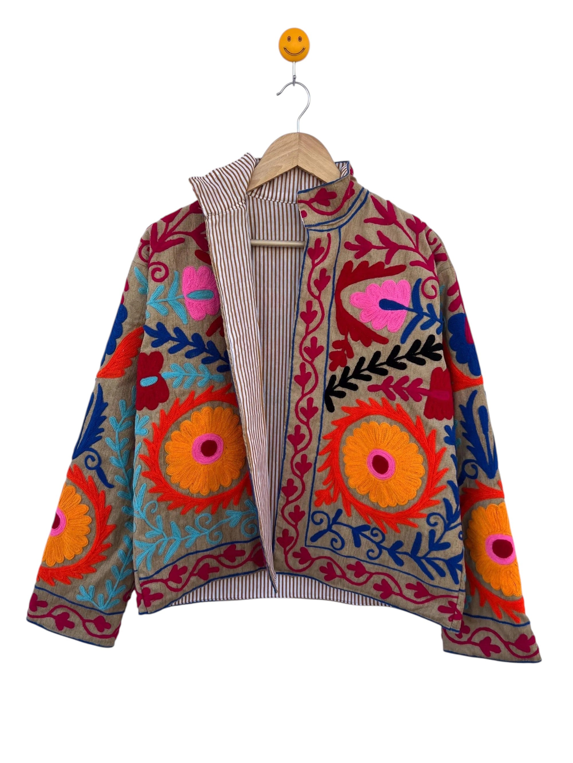Handgefertigte beigefarbene mehrfarbige TNT Suzani Jacke – Boho Blumenmantel mit gestreiftem Futter-TNT09