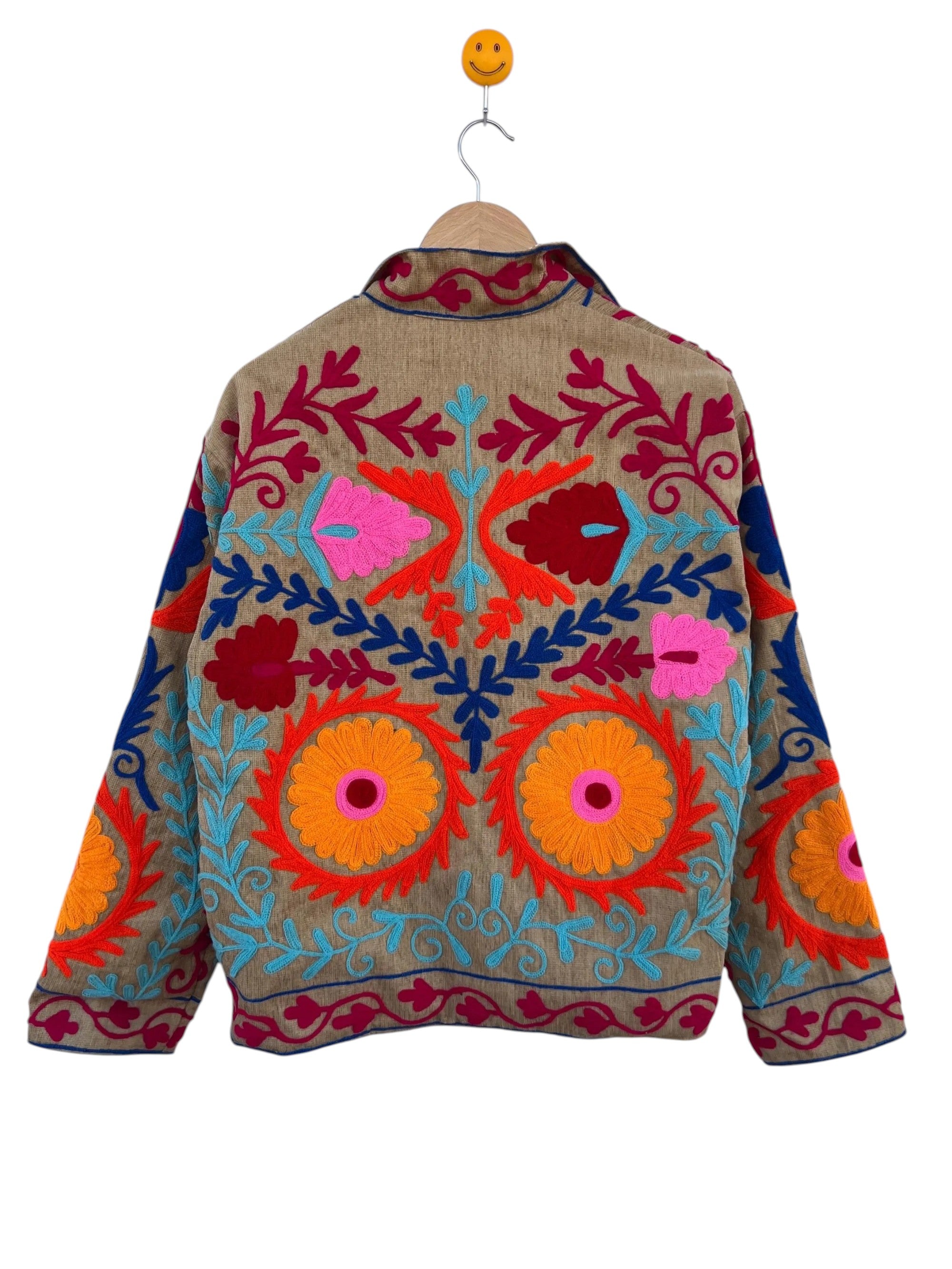 Handgefertigte beigefarbene mehrfarbige TNT Suzani Jacke – Boho Blumenmantel mit gestreiftem Futter-TNT09