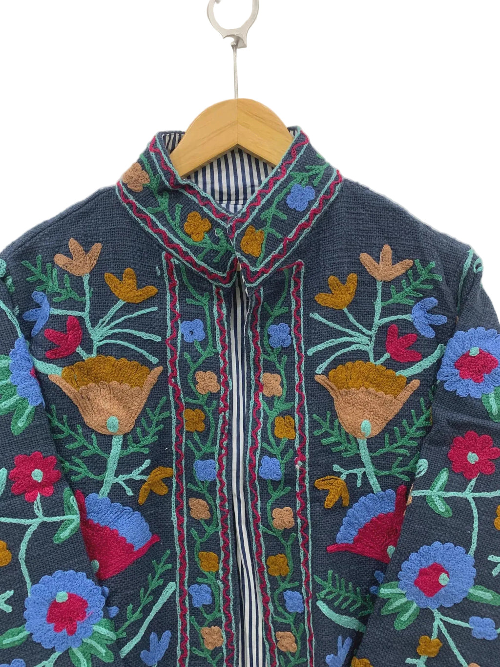 Handgefertigte weiß-rote TNT Suzani Jacke – Boho bestickter Mantel – TNT15