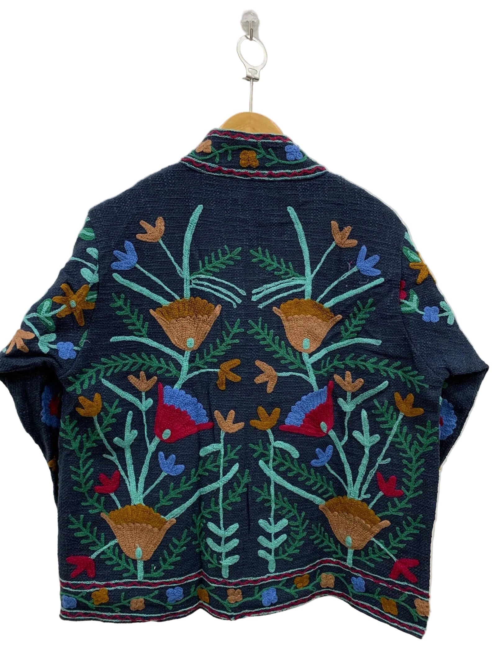 Handgefertigte weiß-rote TNT Suzani Jacke – Boho bestickter Mantel – TNT15