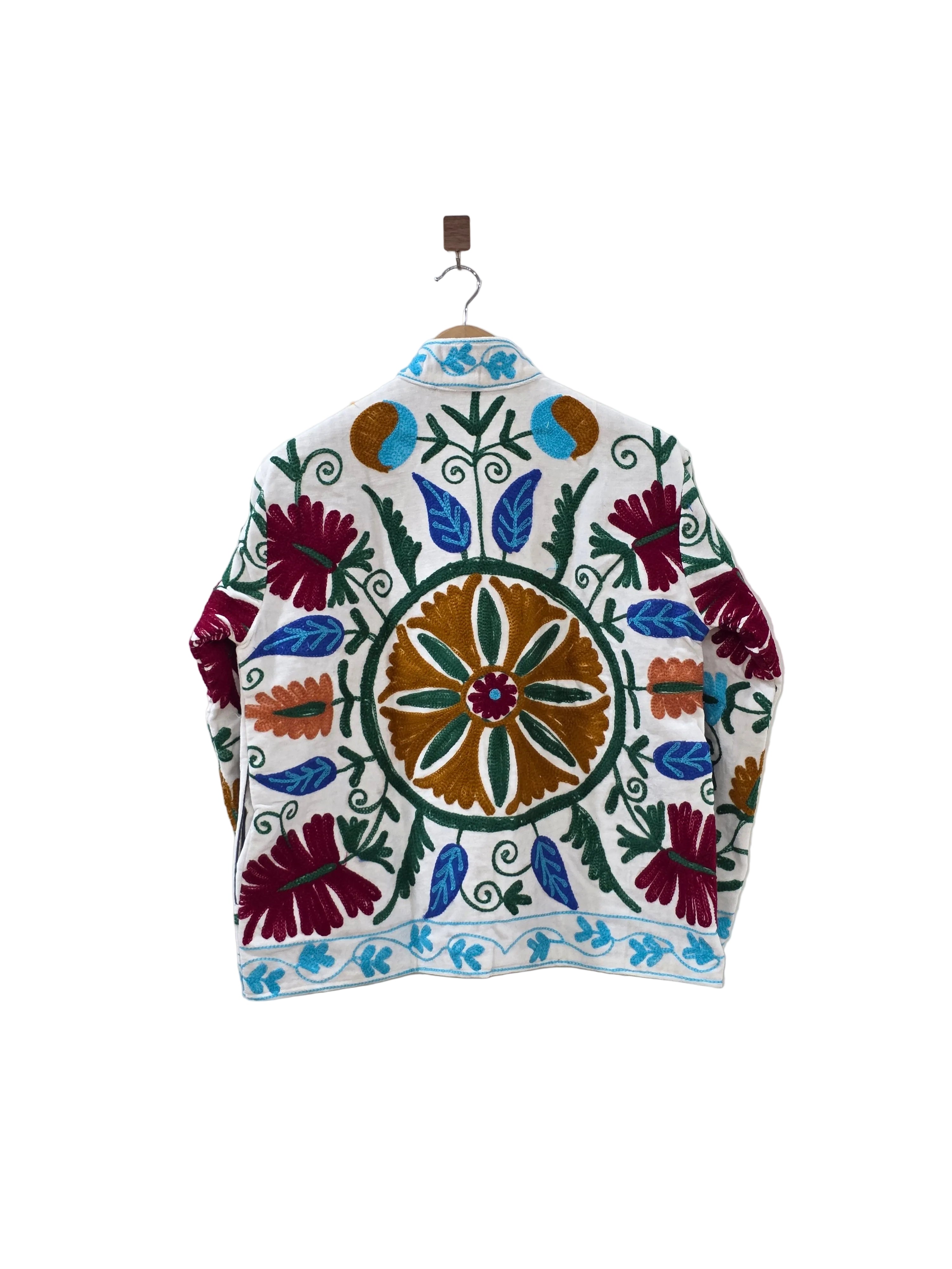 Handbestickte Suzani Samtjacke in Weiß - VT02