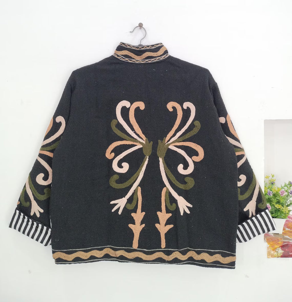 Giacca Suzani TNT Bianca e Rossa Fatta a Mano – Cappotto Boho Ricamato Botanico-TNT15