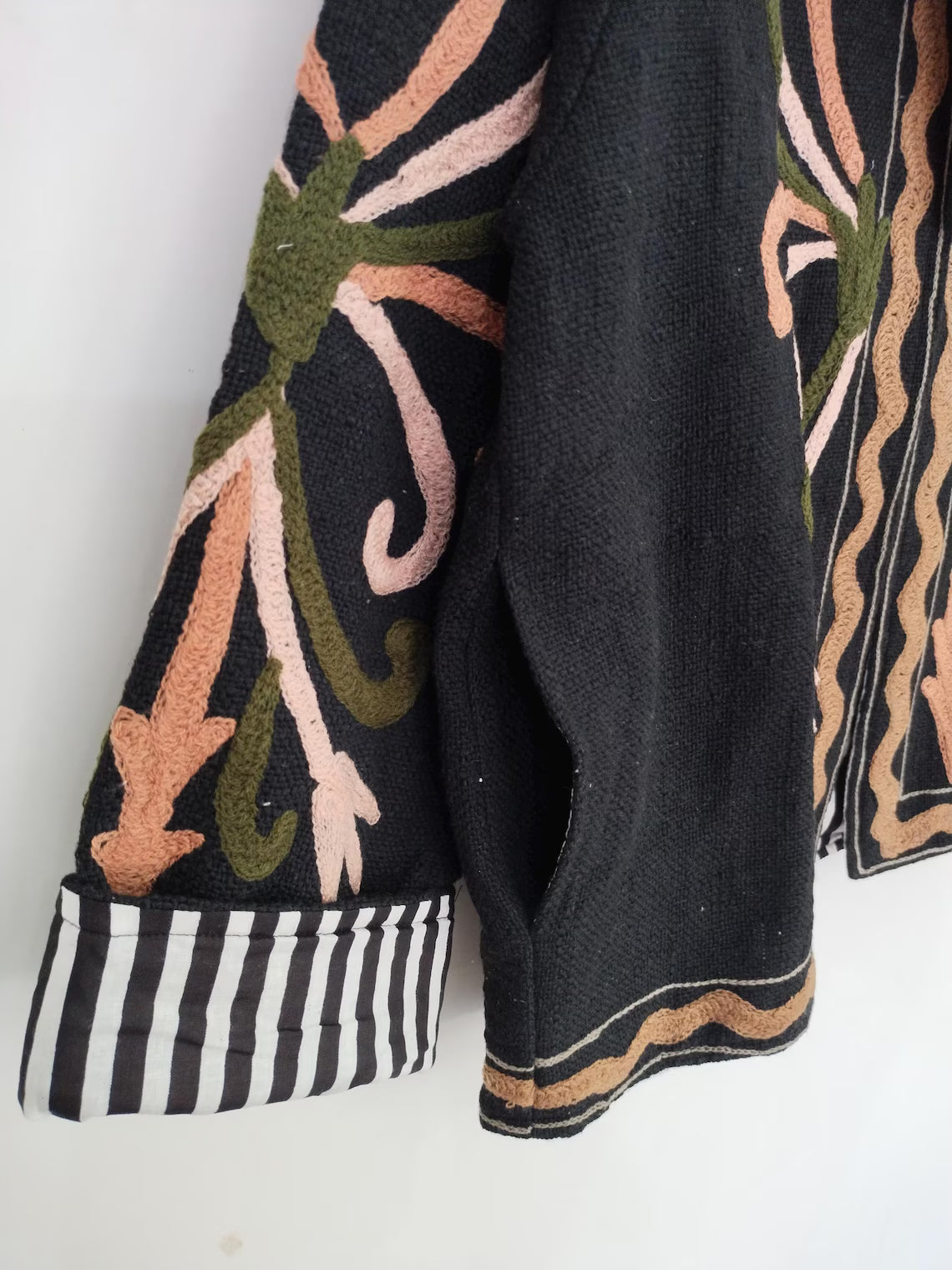 Giacca Suzani TNT Bianca e Rossa Fatta a Mano – Cappotto Boho Ricamato Botanico-TNT15