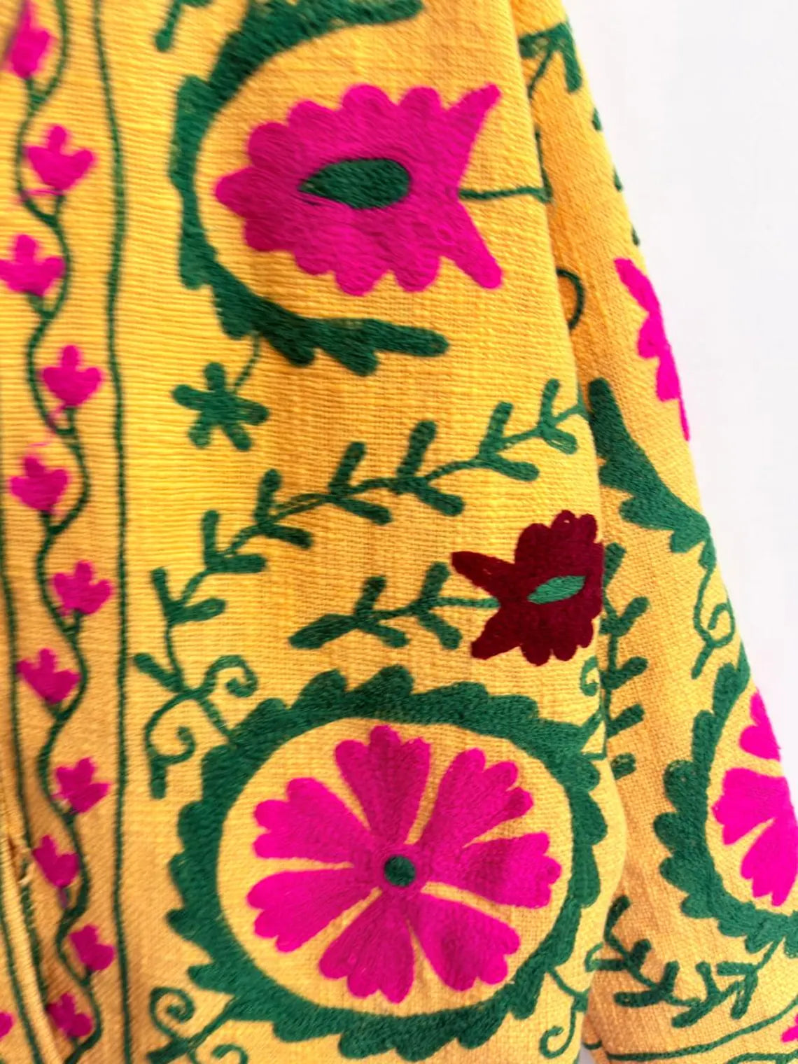 Giacca Suzani TNT Bianca e Rossa Fatta a Mano – Cappotto Boho Ricamato Botanico-TNT15