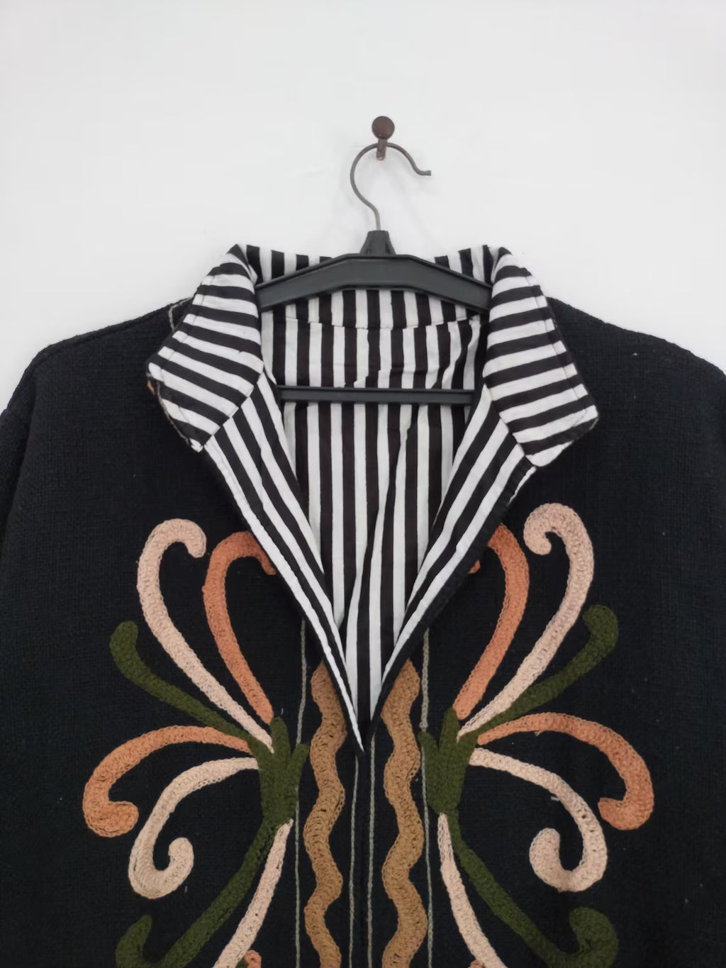 Giacca Suzani TNT Bianca e Rossa Fatta a Mano – Cappotto Boho Ricamato Botanico-TNT15