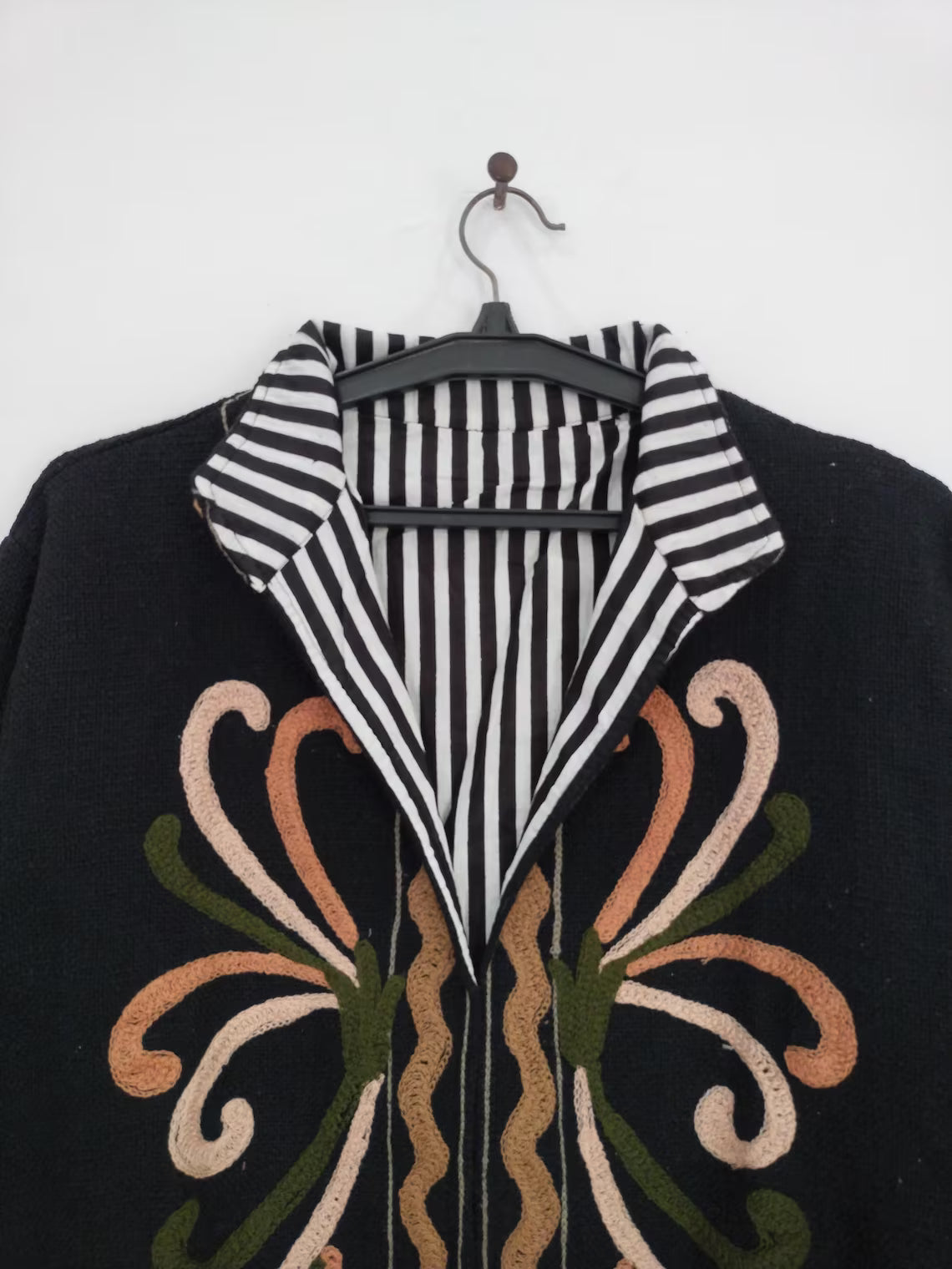 Giacca Suzani TNT Bianca e Rossa Fatta a Mano – Cappotto Boho Ricamato Botanico-TNT15