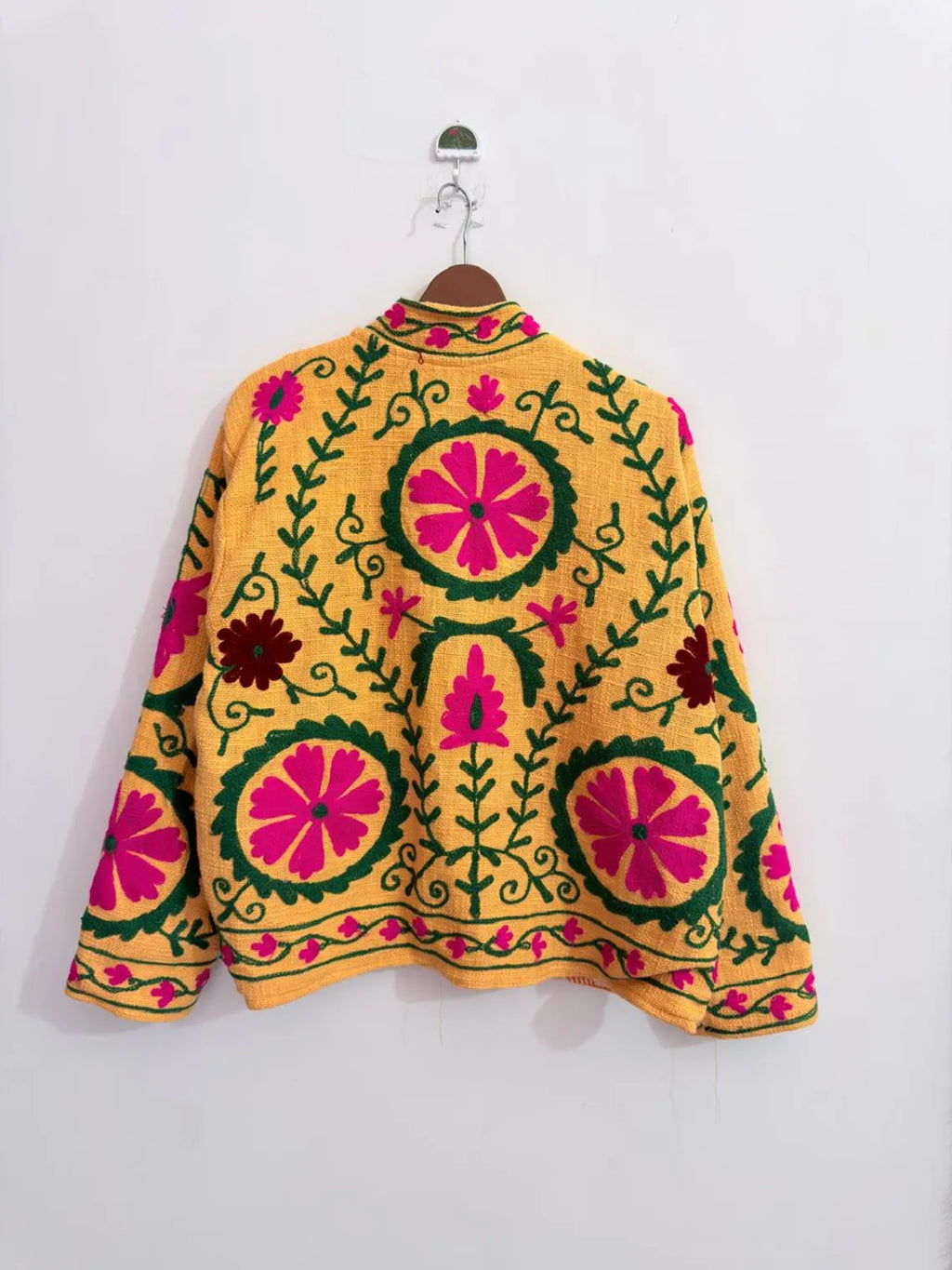 Giacca Suzani TNT Bianca e Rossa Fatta a Mano – Cappotto Boho Ricamato Botanico-TNT15