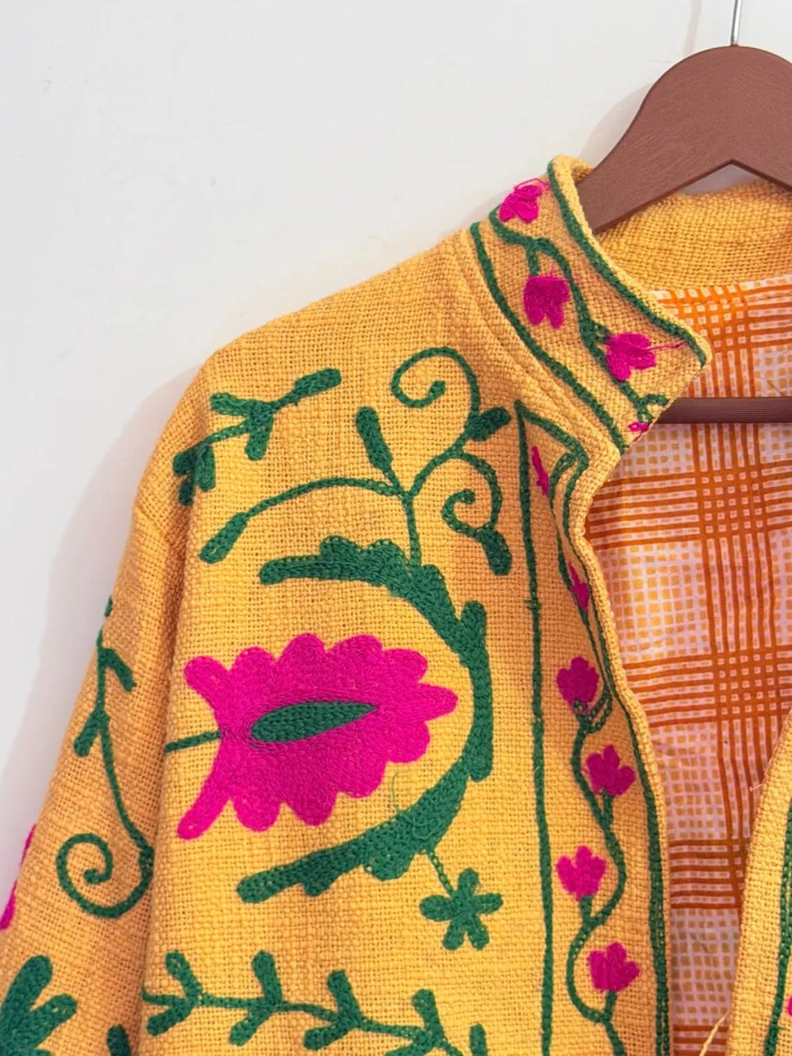 Giacca Suzani TNT Bianca e Rossa Fatta a Mano – Cappotto Boho Ricamato Botanico-TNT15