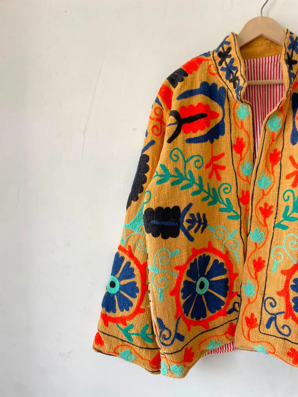Handgefertigte weiß-rote TNT Suzani Jacke – Boho bestickter Mantel – TNT15