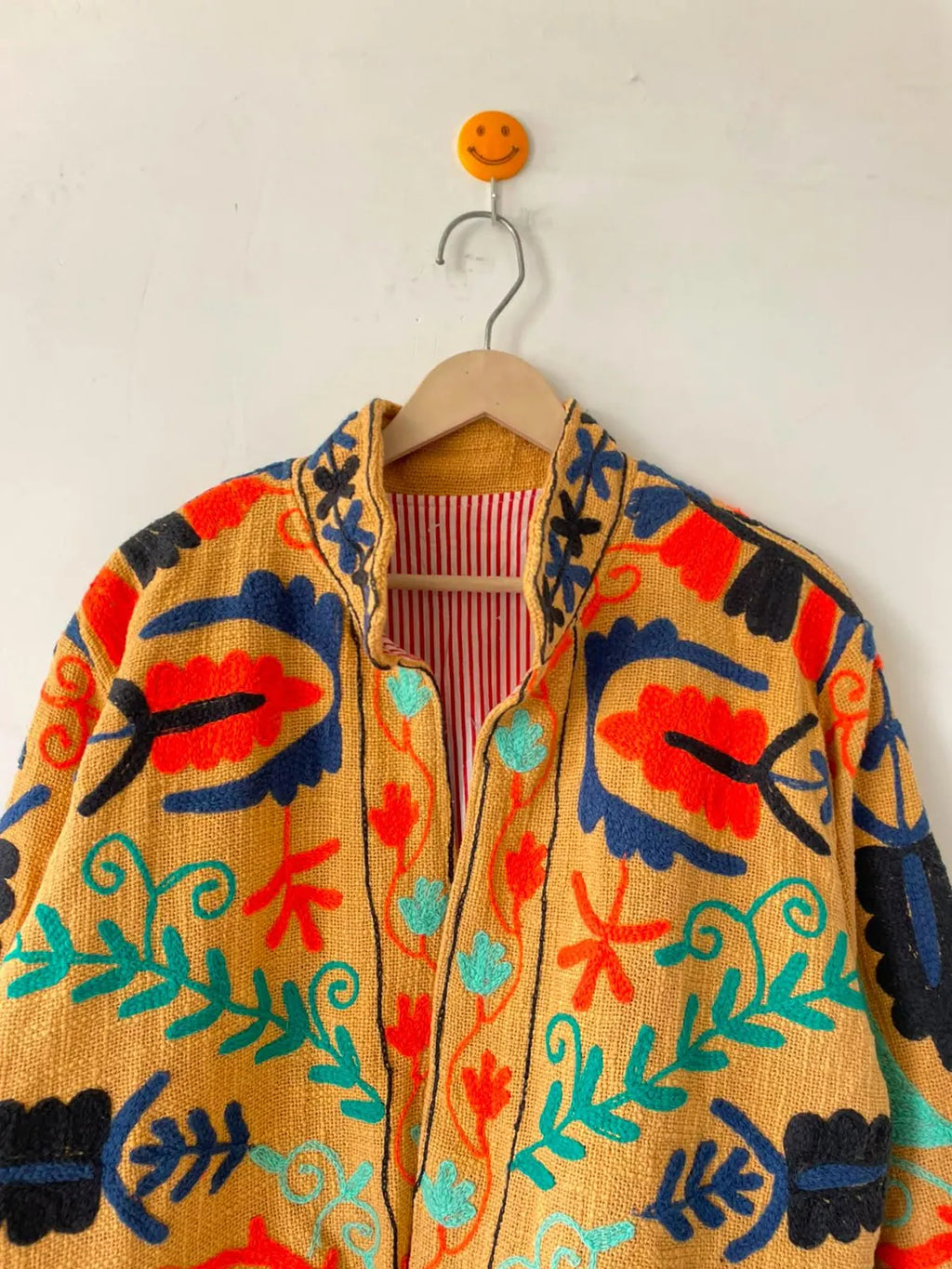 Handgefertigte weiß-rote TNT Suzani Jacke – Boho bestickter Mantel – TNT15
