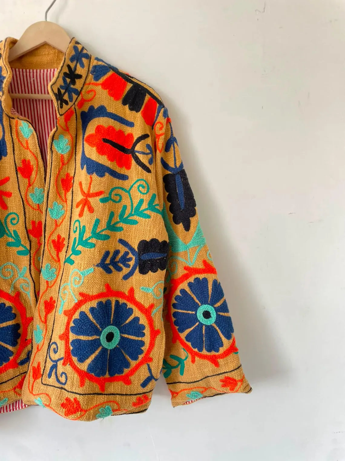 Handgefertigte weiß-rote TNT Suzani Jacke – Boho bestickter Mantel – TNT15