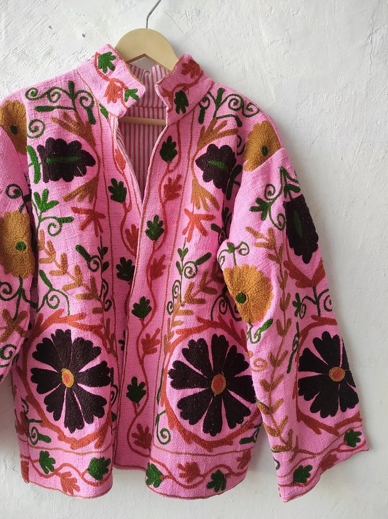 Giacca Suzani TNT Bianca e Rossa Fatta a Mano – Cappotto Boho Ricamato Botanico-TNT15