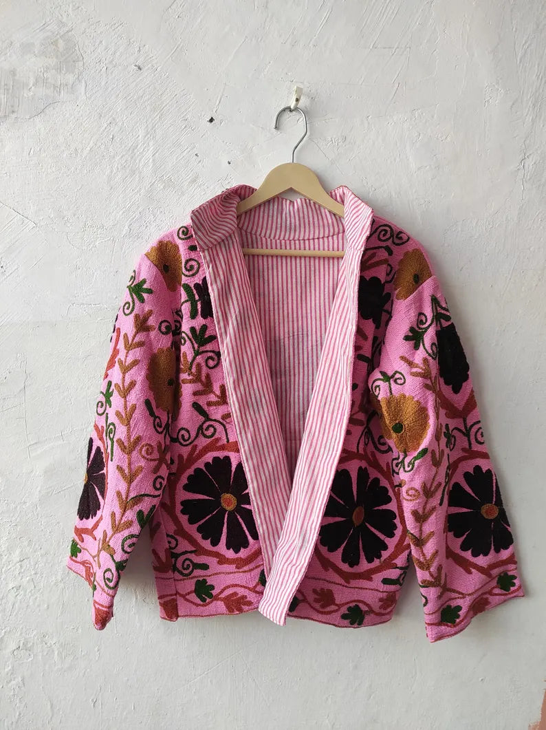Giacca Suzani TNT Bianca e Rossa Fatta a Mano – Cappotto Boho Ricamato Botanico-TNT15
