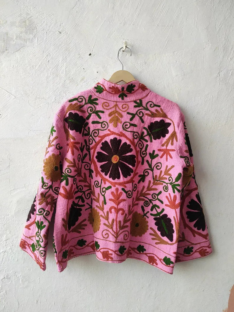 Giacca Suzani TNT Bianca e Rossa Fatta a Mano – Cappotto Boho Ricamato Botanico-TNT15