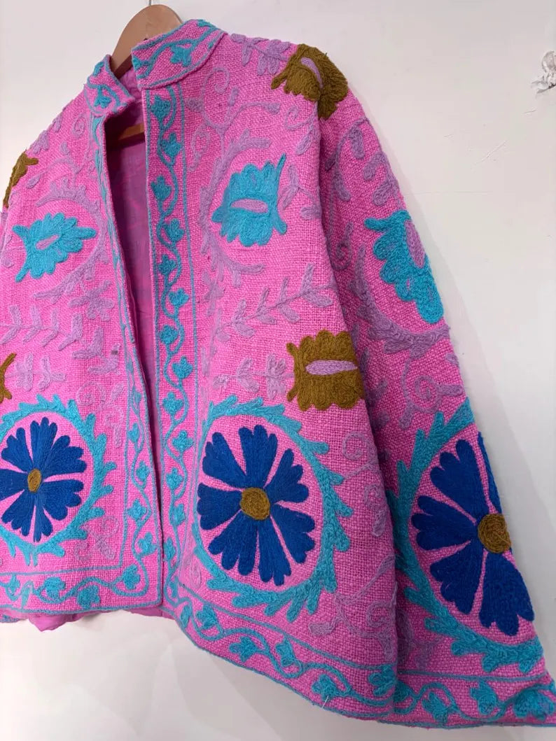 Giacca Suzani TNT Bianca e Rossa Fatta a Mano – Cappotto Boho Ricamato Botanico-TNT15