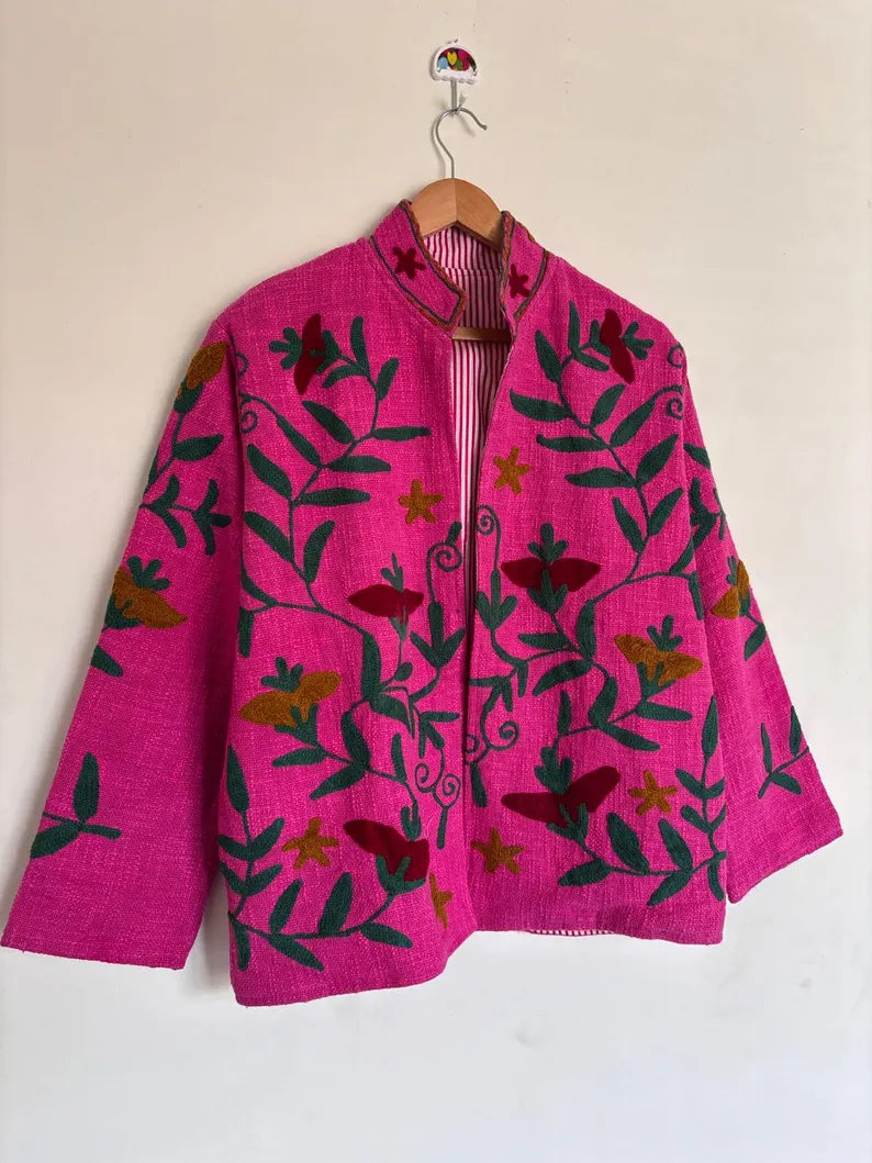 Handgefertigte weiß-rote TNT Suzani Jacke – Boho bestickter Mantel – TNT15