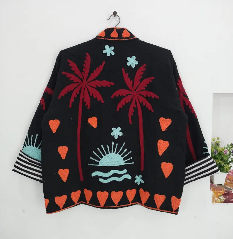 Handgefertigte weiß-rote TNT Suzani Jacke – Boho bestickter Mantel – TNT15
