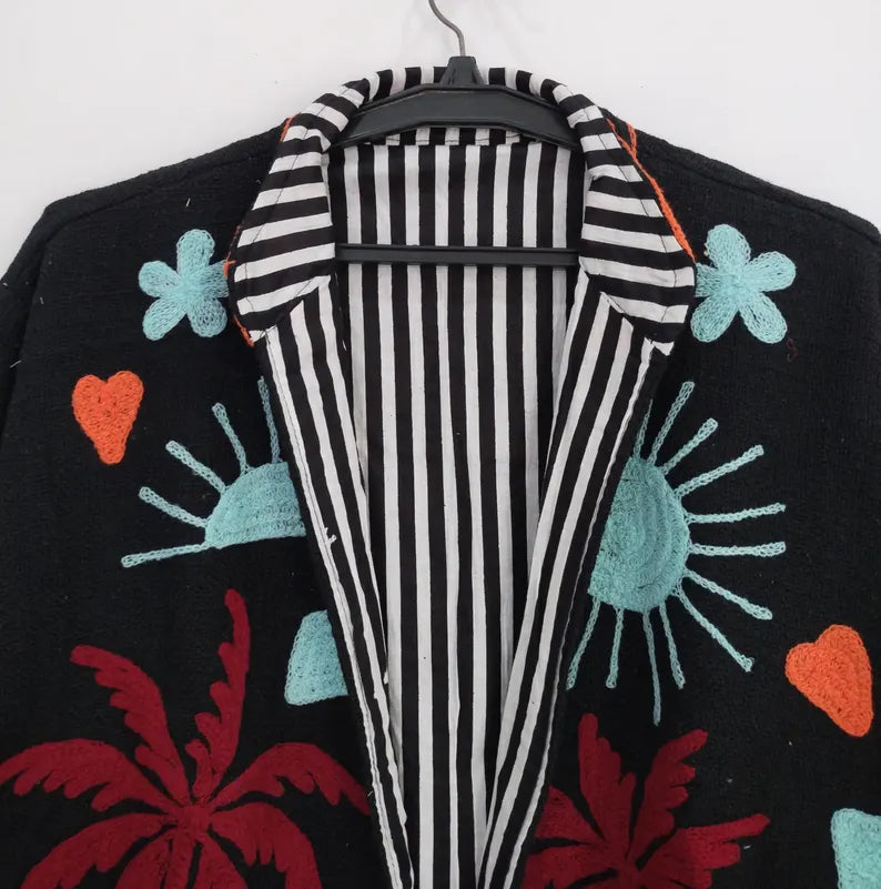 Handgefertigte weiß-rote TNT Suzani Jacke – Boho bestickter Mantel – TNT15