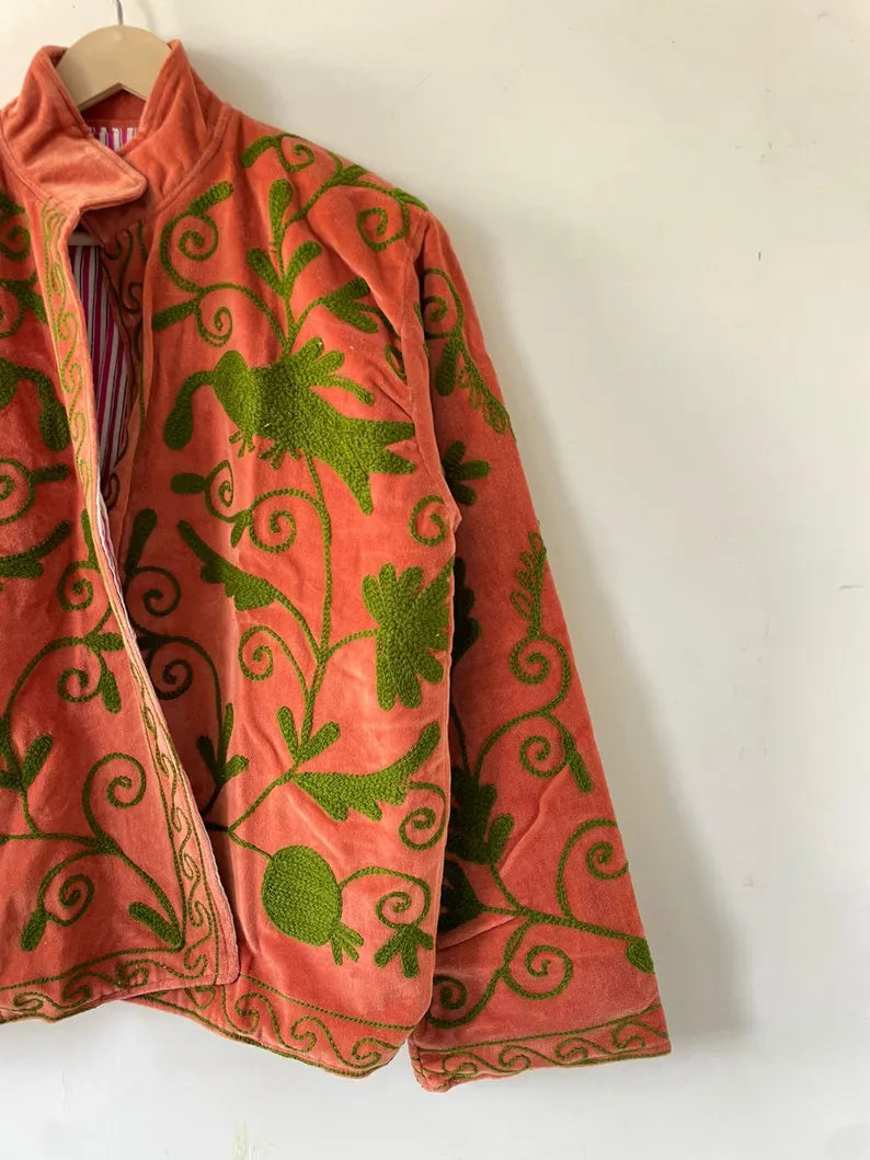 Giacca Suzani TNT Bianca e Rossa Fatta a Mano – Cappotto Boho Ricamato Botanico-TNT15