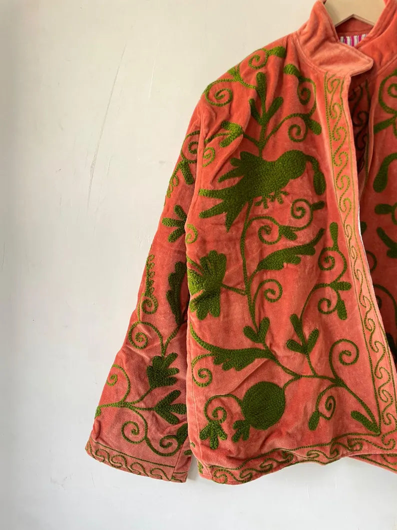 Giacca Suzani TNT Bianca e Rossa Fatta a Mano – Cappotto Boho Ricamato Botanico-TNT15