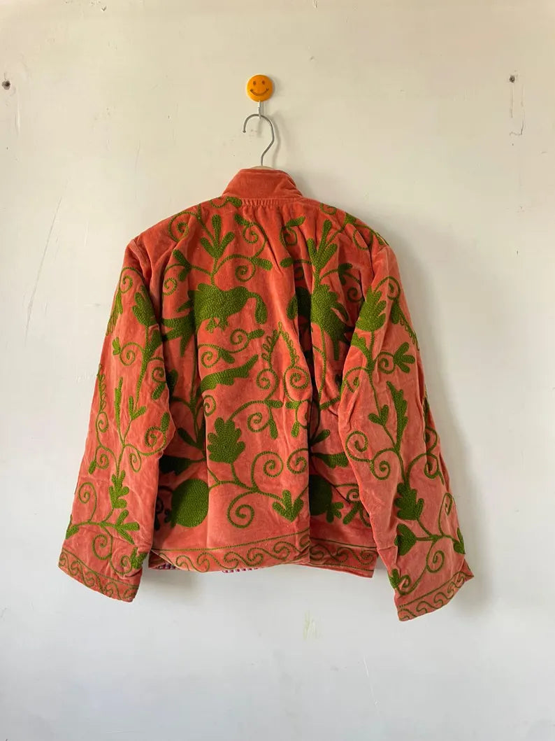 Giacca Suzani TNT Bianca e Rossa Fatta a Mano – Cappotto Boho Ricamato Botanico-TNT15