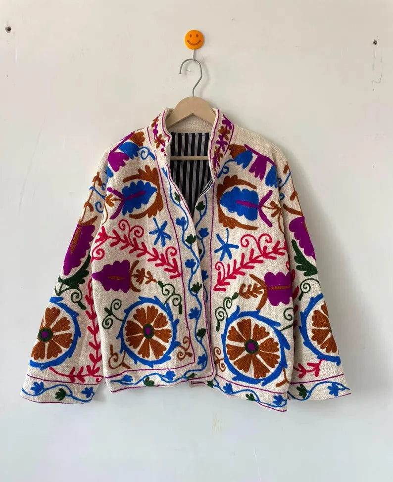 Giacca Suzani TNT Bianca e Rossa Fatta a Mano – Cappotto Boho Ricamato Botanico-TNT15